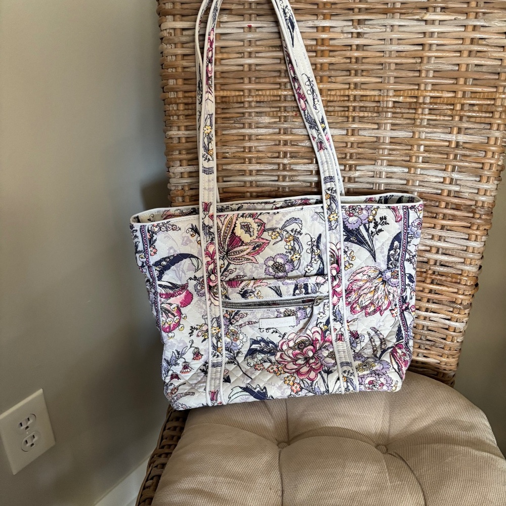 Vera Bradley Tote with 6 inside pockets, 3 outer